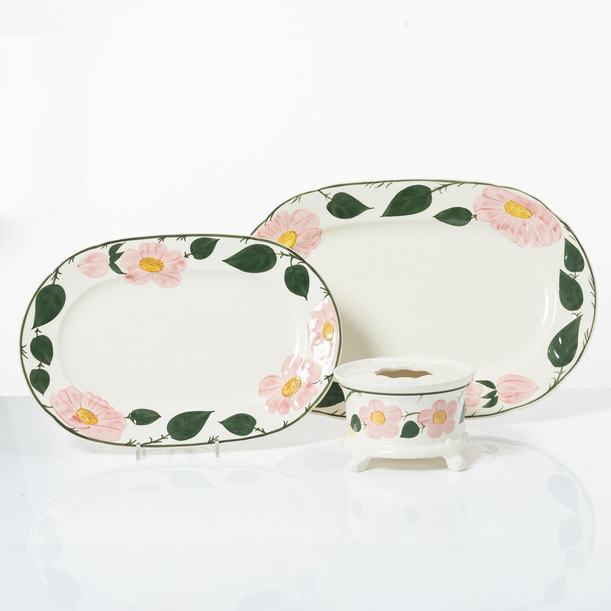 Dinner and tea service, 62 pieces, porcelain, 'Wild rose', Villeroy & Boch, Germany.