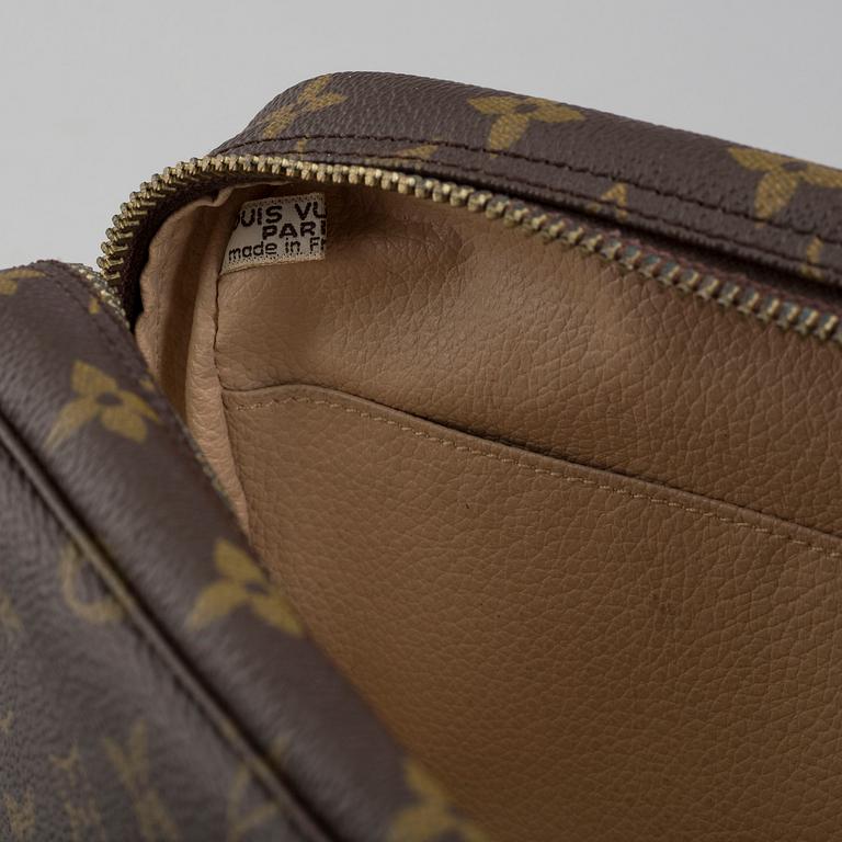 A Louis Vuitton "Trousse Toilette 23" toilet bag.