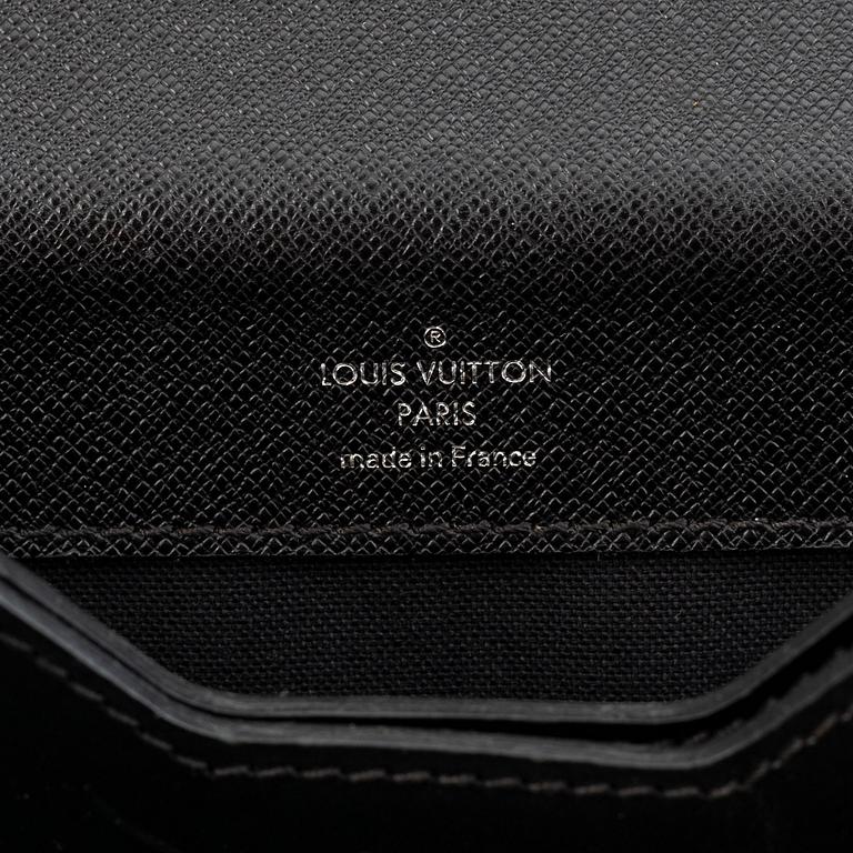 Louis Vuitton, a 'Neo Robusto' briefcase.