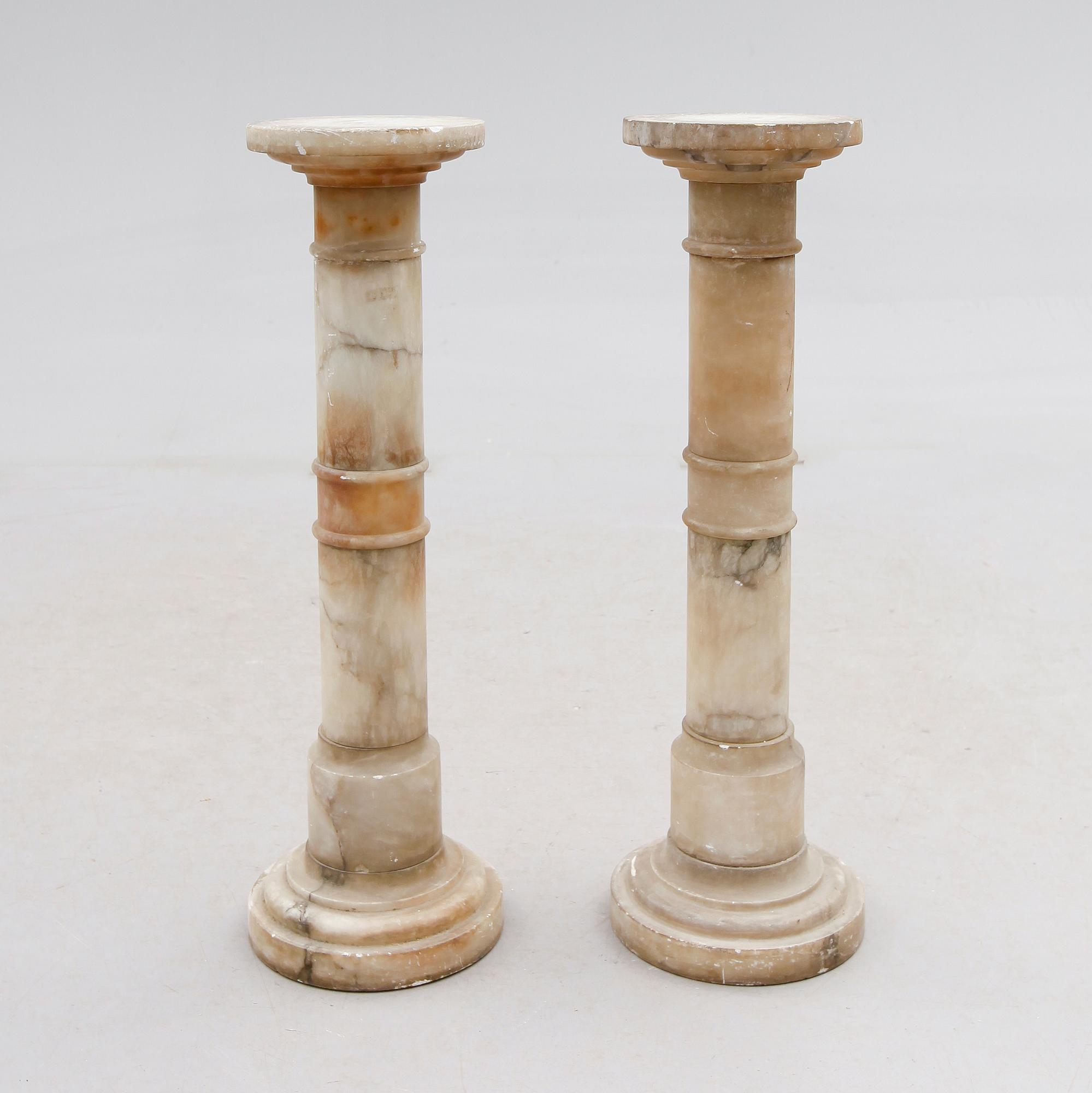 PIEDESTALER,  1 par, alabaster, 1900-talets första hälft.