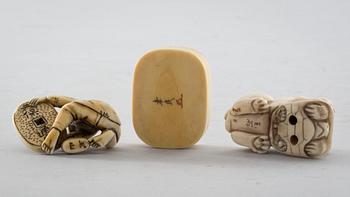NETSUKES, 3 st, signerade. Japan, Meiji. Omkring 1900.