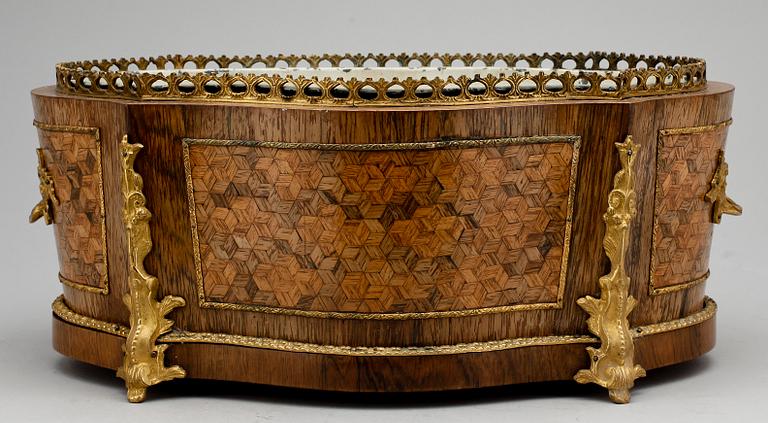 JARDINIERE, louis XVI-stil, trol England, 1900-talets första hälft.