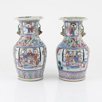 A pair of Chinese famille rose vases, late Qing dynasty, circa 1900.