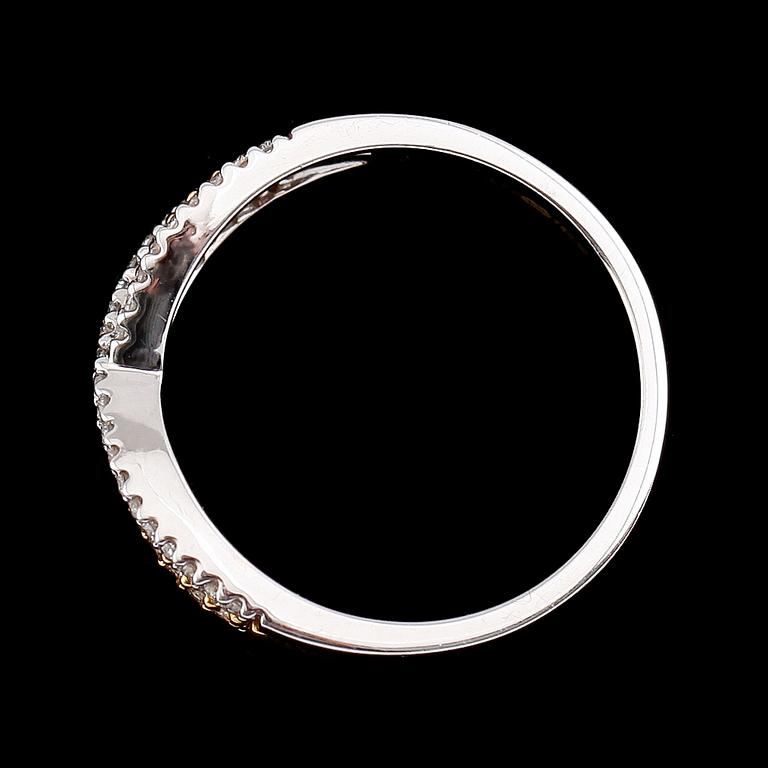 RING, 18 k vitguld, med 3 rader av vita och champagnefärgade diamanter ca 0.25 ct enligt gravyr. Total vikt ca 4 gram.