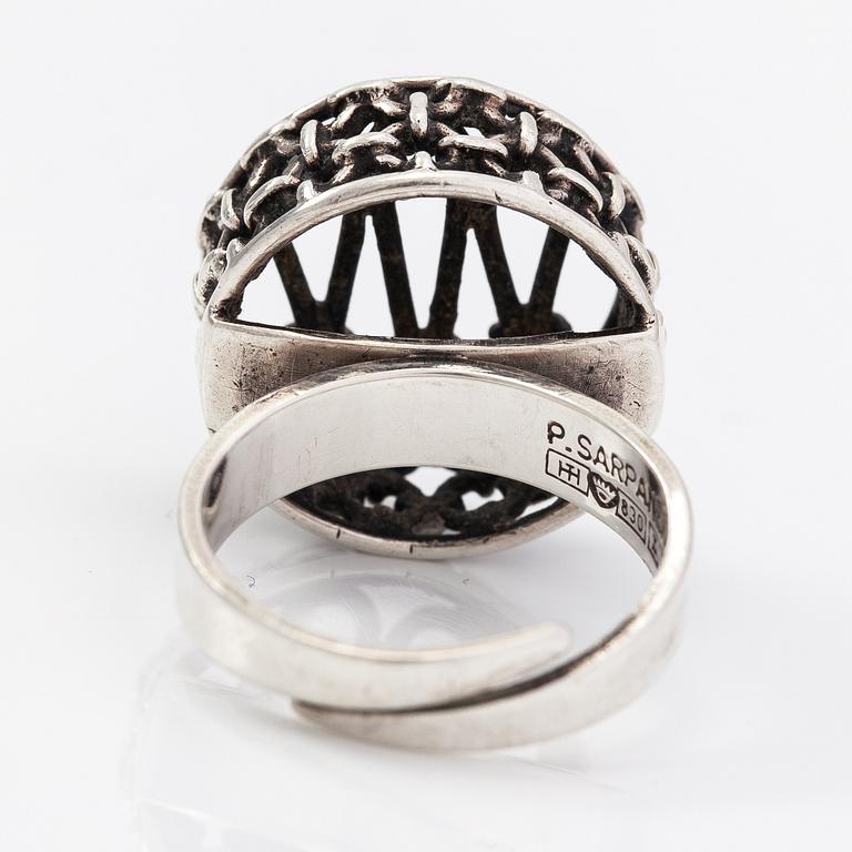 Pentti Sarpaneva, A silver ring. Turun Hopea, Turku 1974.