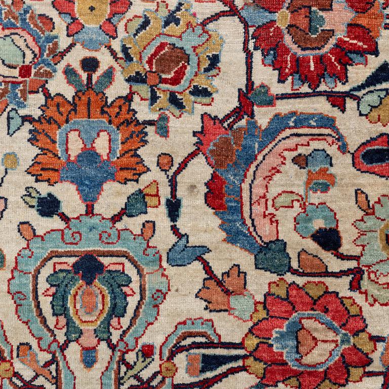 A semi-antique Sarouk carpet, ca 404 x 305 cm.