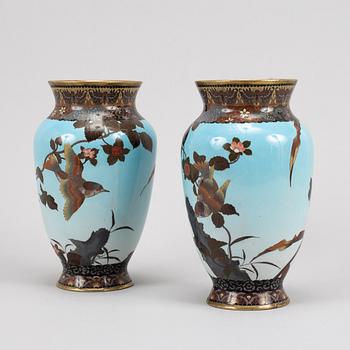 Vas, emalj på koppar samt cloisonné. Japan, Meiji (1862-1912).