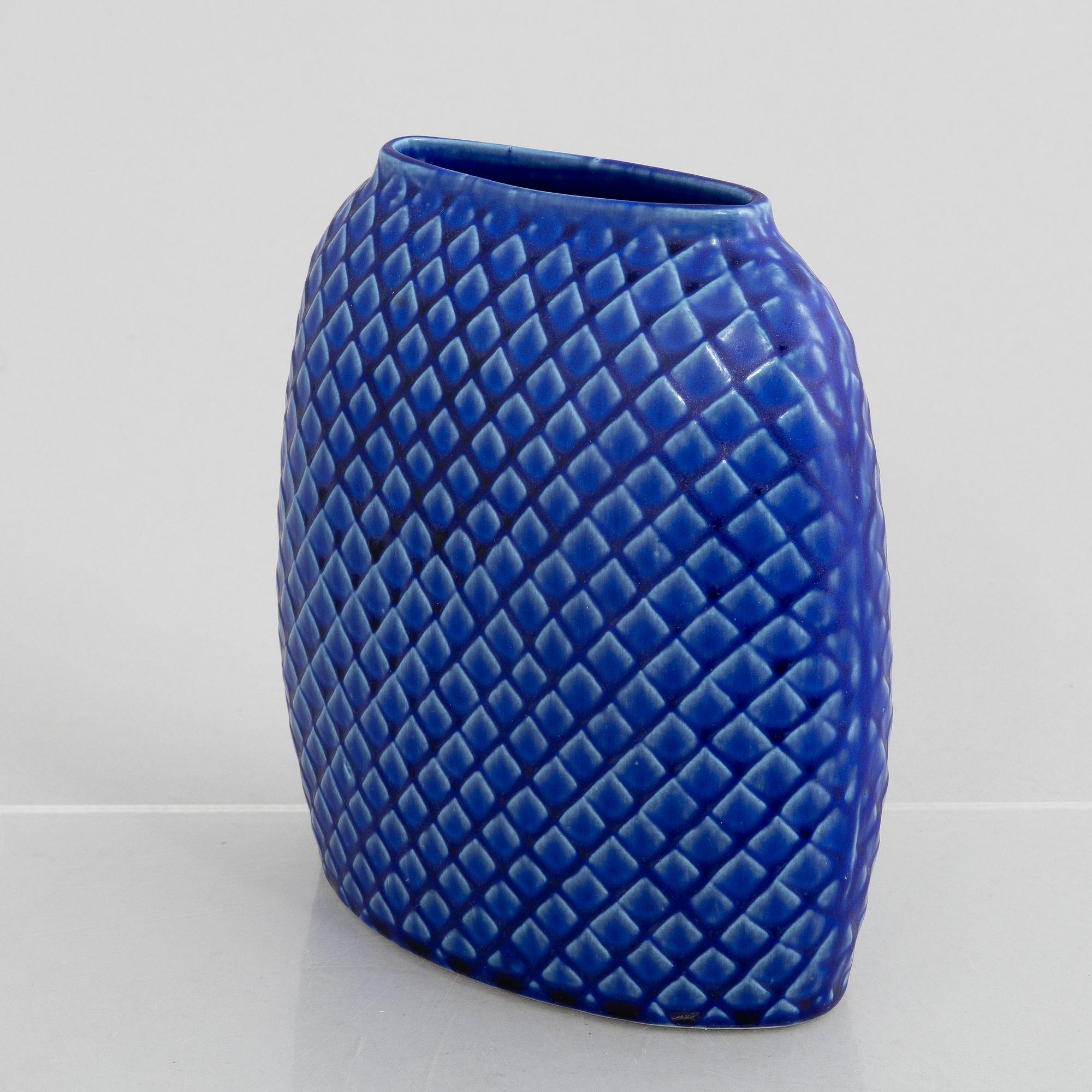 Stig Lindberg, a set of two stoneware vases, and two dish, "Reptil" and a vase "Fjäll", Gustavsberg 1953-63 and 1960-61.