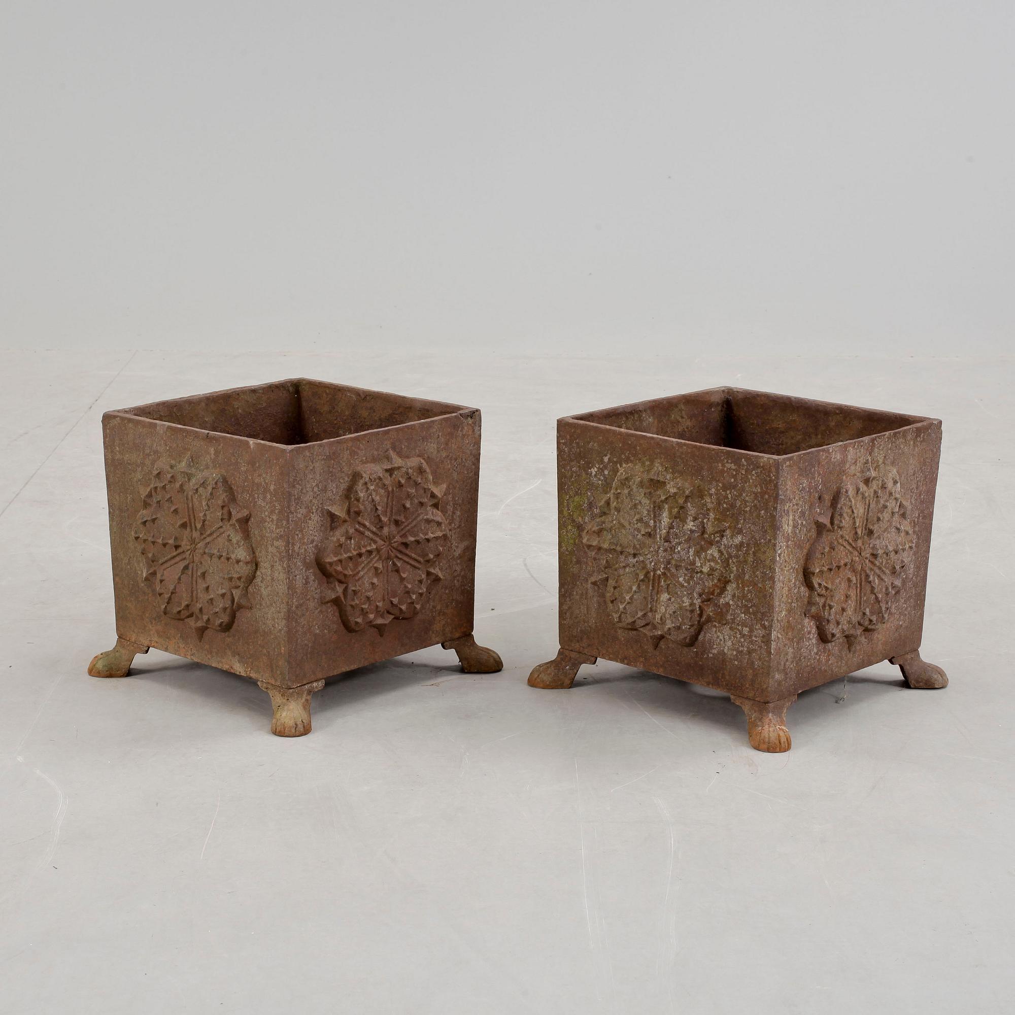 TRÄDGÅRDSURNOR, ett par, gjutjärn, 1900-tal.