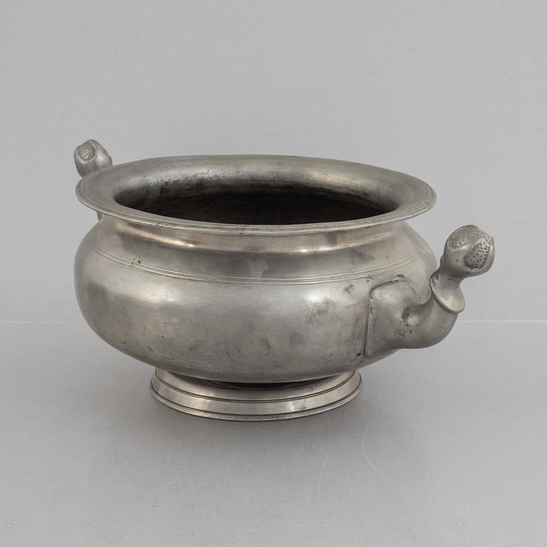 A Swedish pewter bowl, 1784.