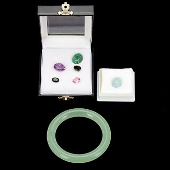ETT PARTI ÄDELSTENAR, 7 delar. Kattöga beryll ca 11,5 ct, rosa safir ca 2.8 ct, ametist, turmaliner, jadeit.