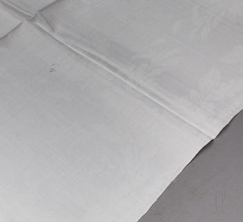 DUK samt SERVETTER, 8 st,  linnedamast, Vadstena, märkt AMR, 1800-talets början.