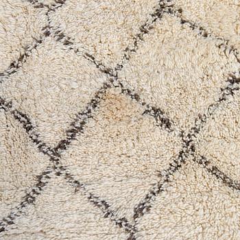 Matta, Beni Ourain. Ca 290x185 cm.