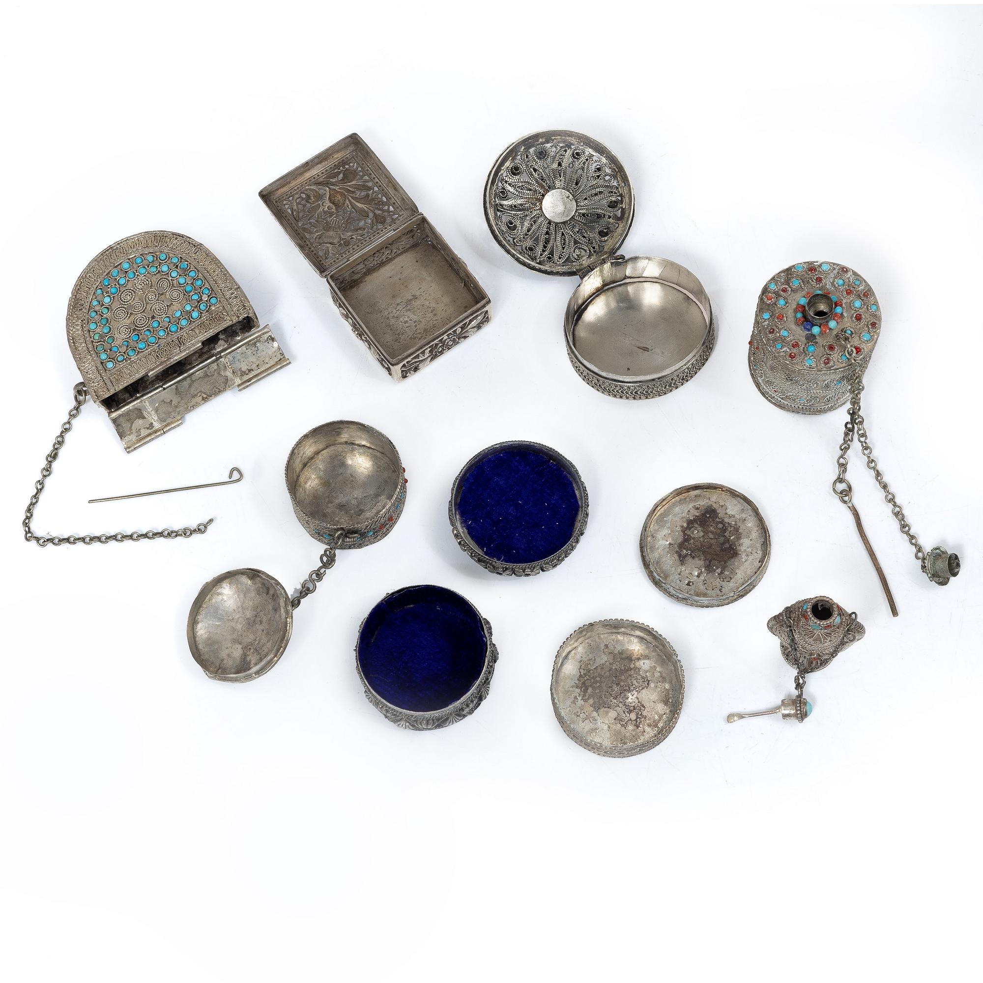 Dosor, åtta stycken, silver och stenar. Sydostasien, 1900-tal.