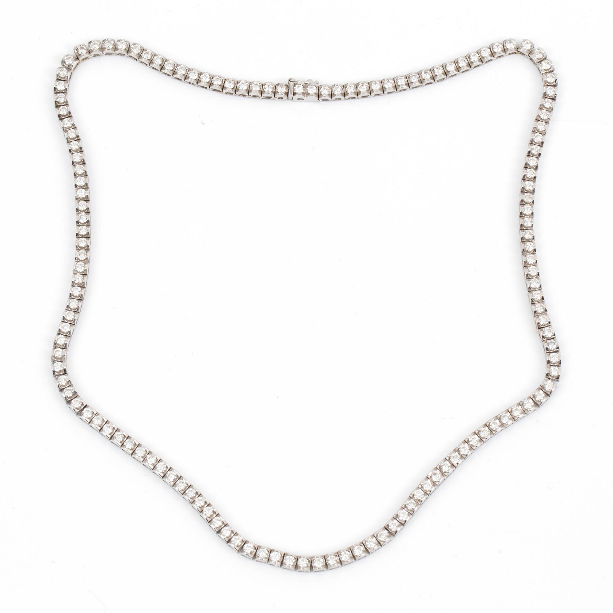 COLLIER med briljantslipade diamanter.