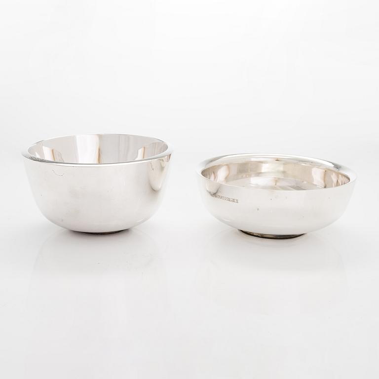 Pekka Piekäinen, two bowls in sterlingsilver och silver, Tarkiainen, Helsinki 1988 and Auran Kultaseppä, Turku 1978.