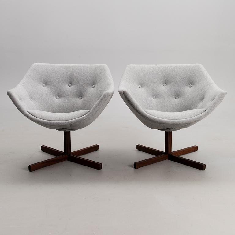 CARL GUSTAF HIORT AF ORNÄS, A PAIR OF ARMCHAIRS. "Mandarinen". 1960s.