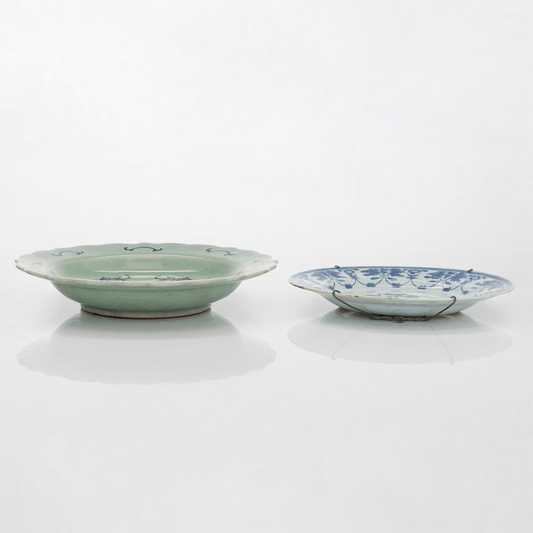 Two blue and white dishes and a vase, China, 18th/20th century.