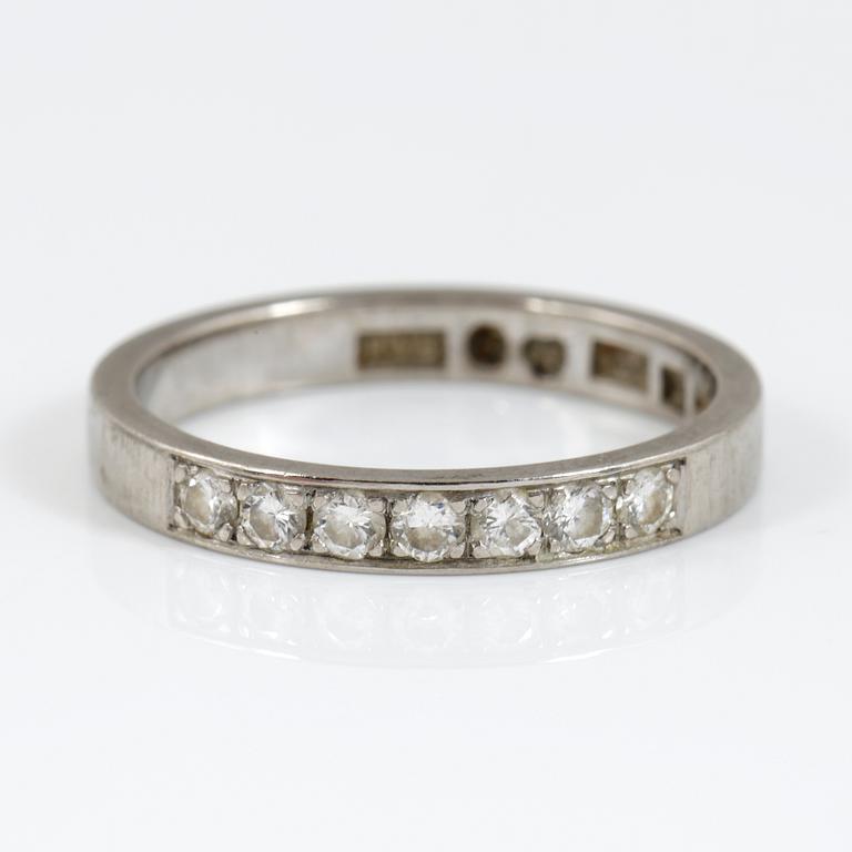 RING, med briljantslipade diamanter totalt ca 0,25 ct (enl. gravyr) 18K vitguld, Stockholm, 1968. Totalvikt ca 3 gram.