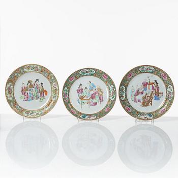 A set of fourteen Chinese porcelain pieces, Qing dynasty, 18th-19th Century.