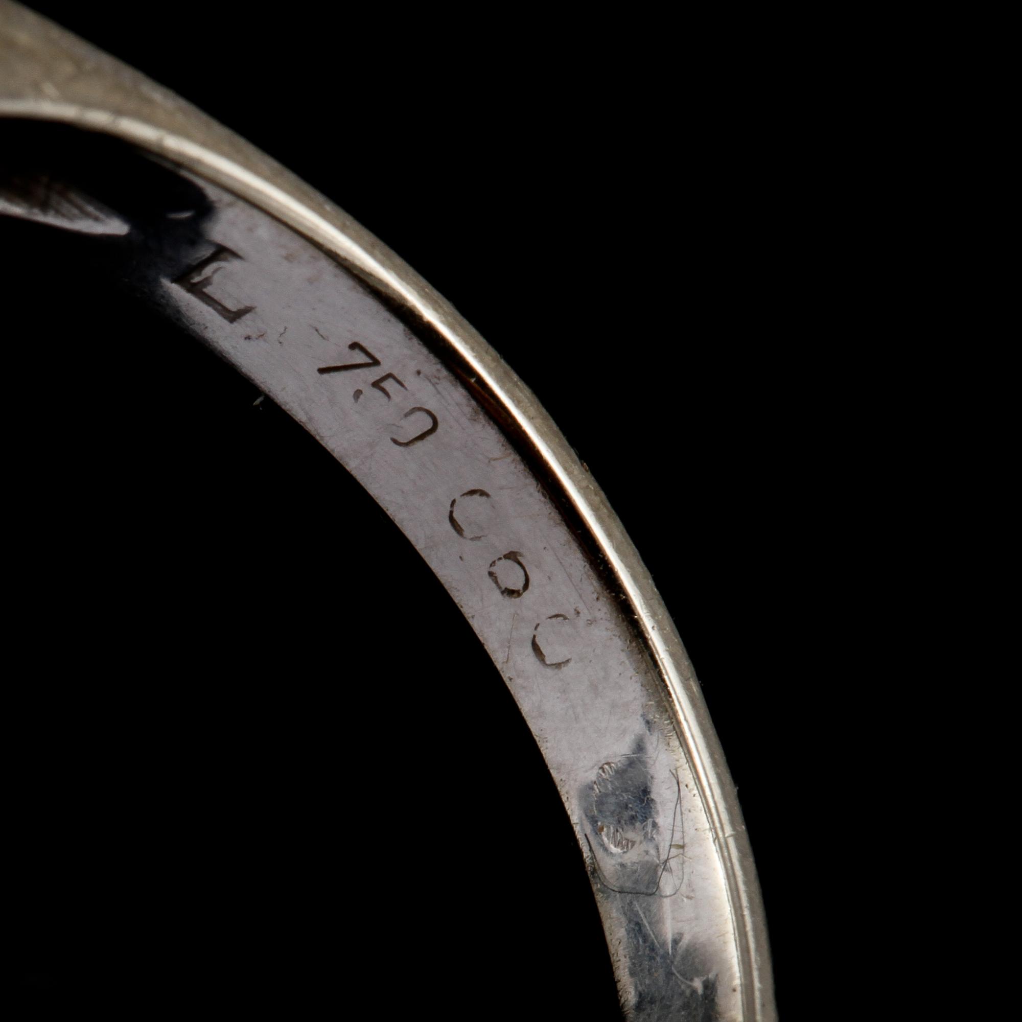 RING, 18k vitguld med 5 briljantslipade diamanter, tot 0.60 ct, importstämplad, 1900-talets tredje kvartal. Vikt 5 g.