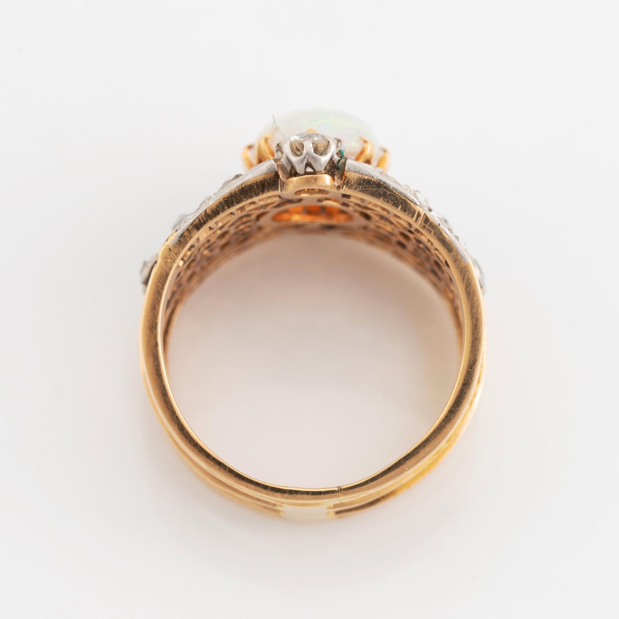 An 18K gold and platinum ring set with an opal and old- och rose-cut diamonds.