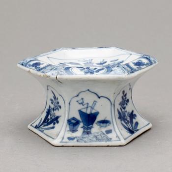 SALTKAR, porslin. Qing dynastin, Kangxi (1662-1722).