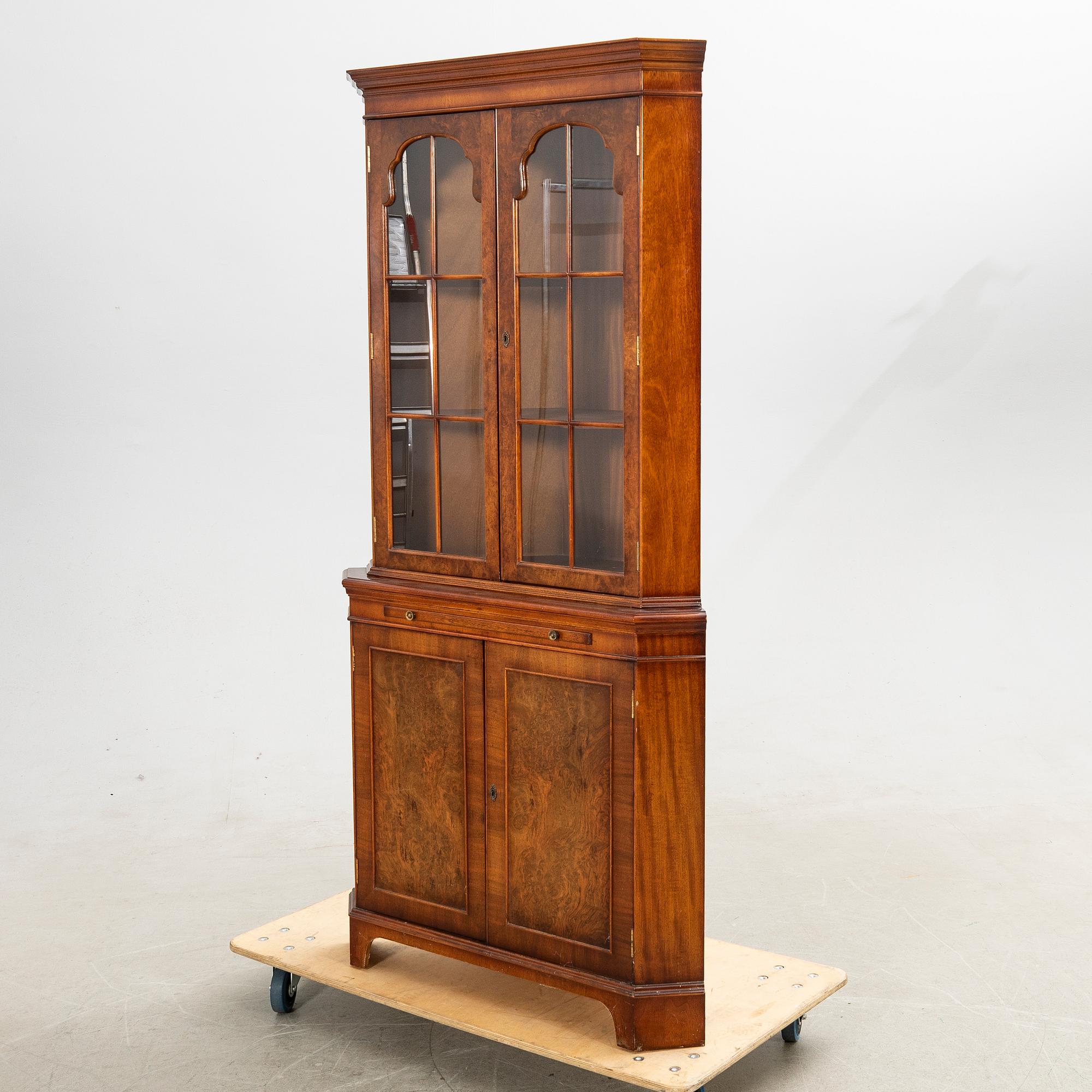 Vitrinskåp, Engelsk stil, 1900-tal.