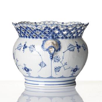 A Royal Copenhagen 'Musselmalet' / 'blue fluted full lace' flower pot, Denmark, 1898-1923.