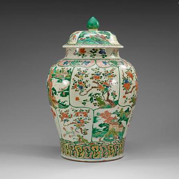 1488. A large famille verte jar with cover, Qing dynasty, Kangxi (1662-1722).