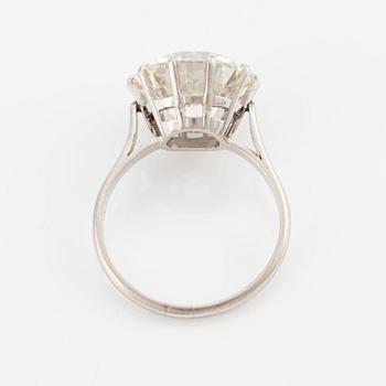 A ring in platinum with a round brilliant-cut diamond.