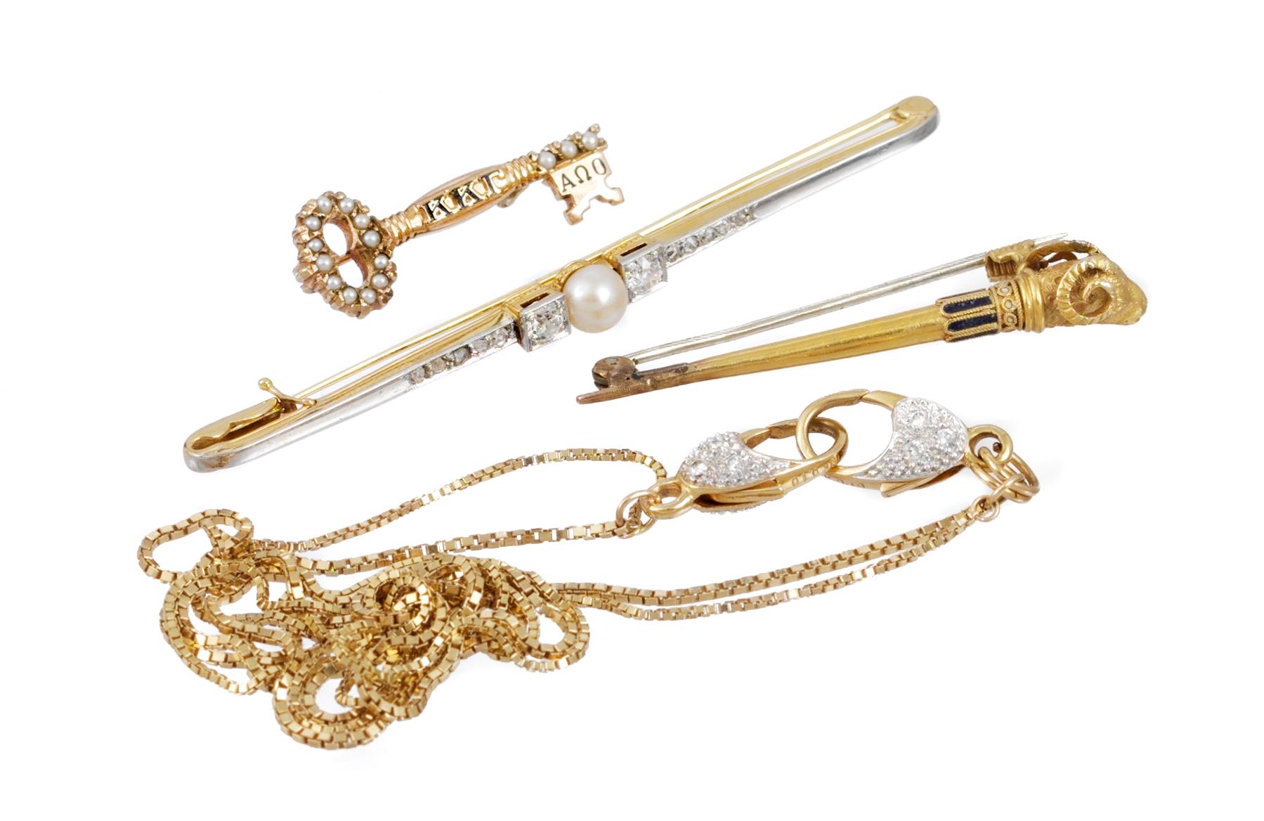 PARTI, 3 broscher och en halskedja.