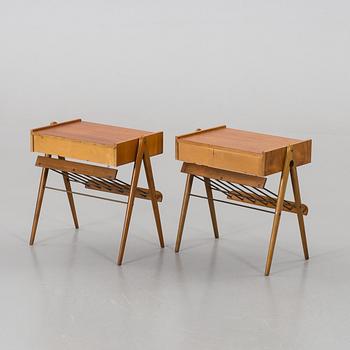 A PAIR OF 1950'S BEDSIDE TABLES.