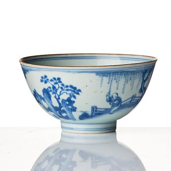 A blue and white bowl, Transition, 17th century.