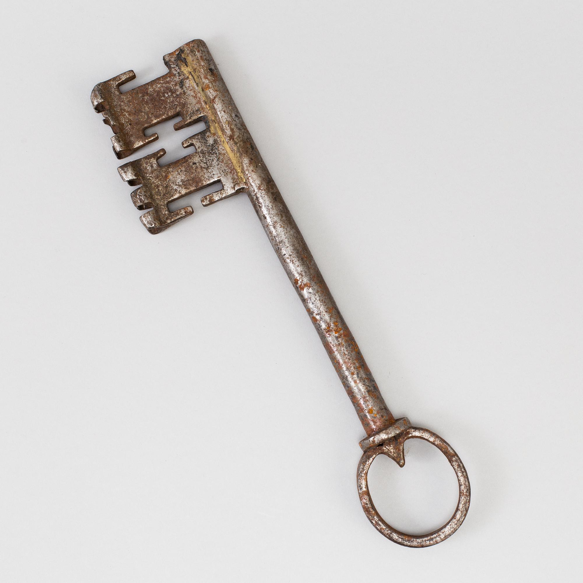 A metal key 17/18th century.