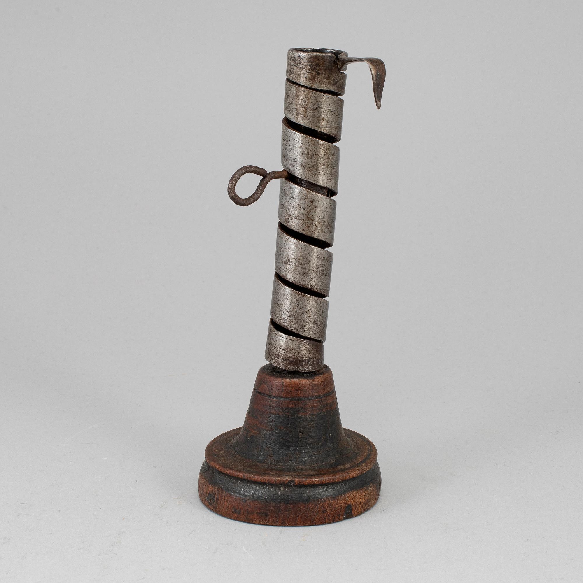 LJUSSTAKE, smide och trä, 1700-tal.