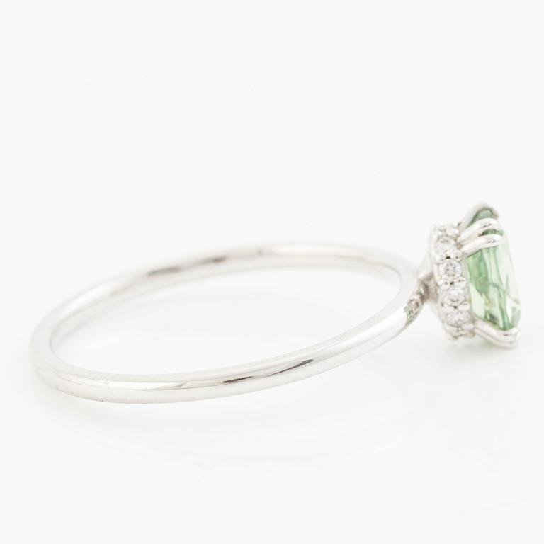 Ring 14K white gold with green sapphire and brilliant-cut diamonds.