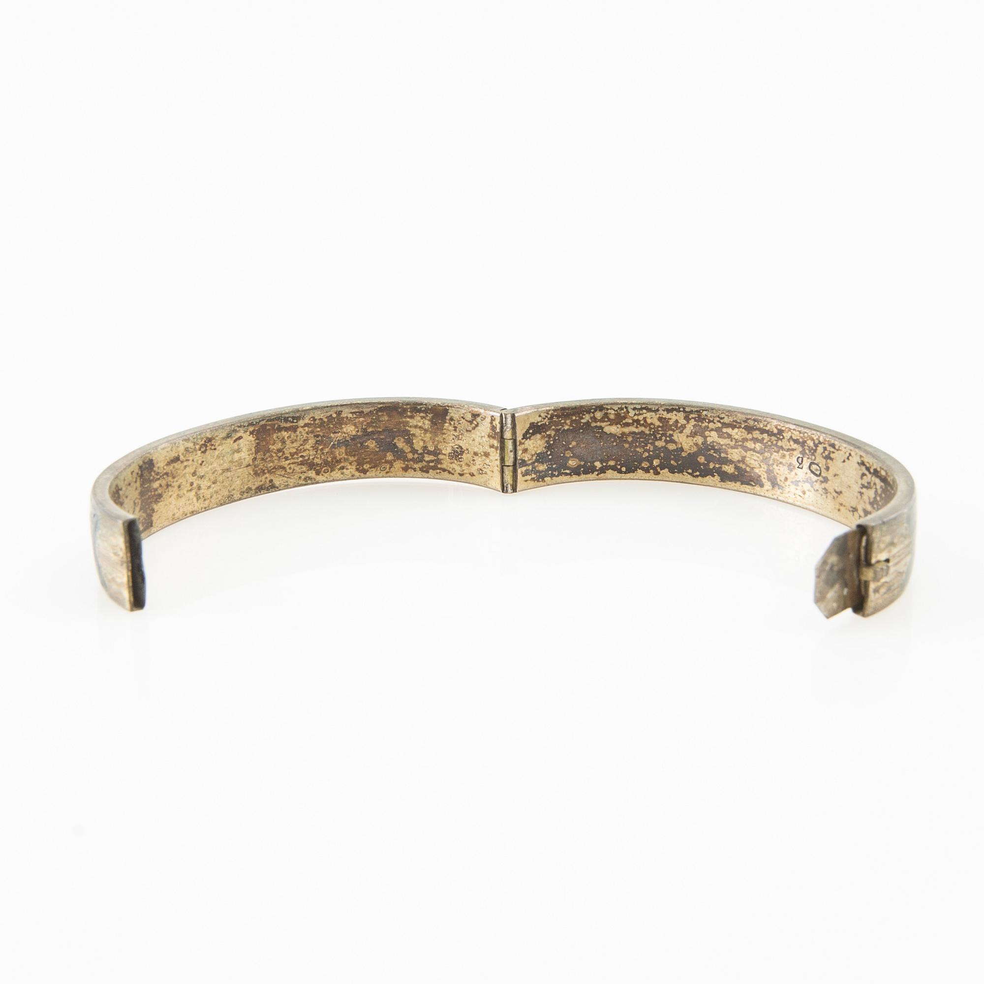 Armband silver och emalj "Dieu Vous Protége", 1800-talets senare hälft.