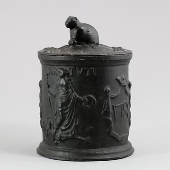 TOBAKSBURK, gjutjärn, Hällefors, daterad 1788.