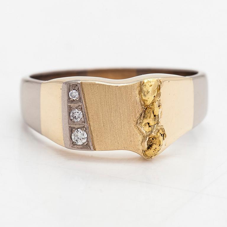 Klackring, 18K vit-/gultguld, briljantslipade diamanter tot. ca 0.06 ct.