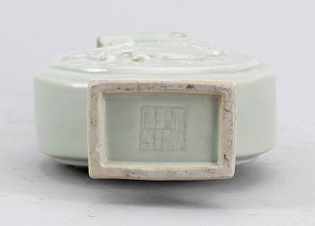 VAS, celadonglasyr, porslin, Kina, omkring 1900.