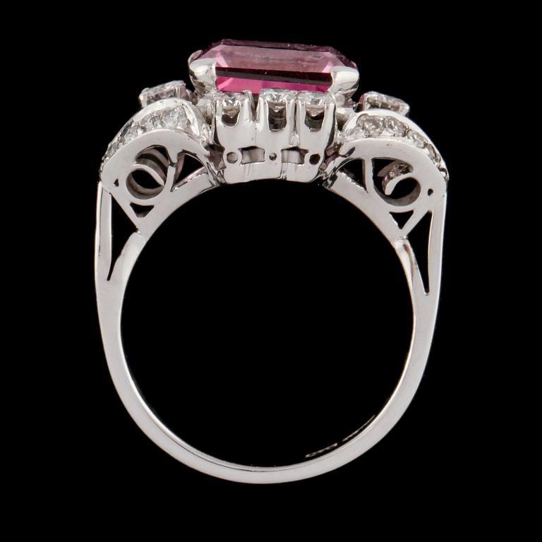 RING, 18k vitguld med briljantslipade diamanter samt rosa topas, E A Thomasson, Stockholm, 1967. Vikt 9,9 g.