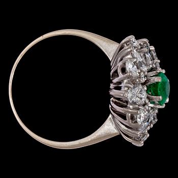 RING, rund fasettslipad smaragd med navett- och briljantslipade diamanter, tot. ca 2.50 ct.