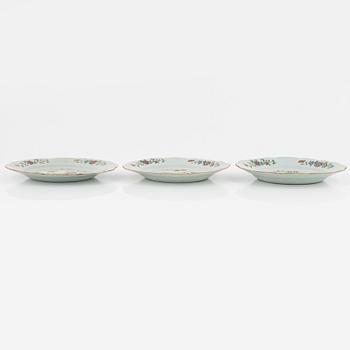 A blue and hwite serving dish and four plates, China, Qingdynasty (1736-95).