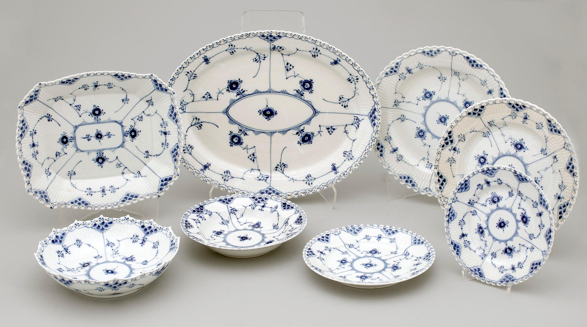MAT- KAFFE- OCH TESERVISDELAR,  97 st, porslin, "Musselmalet", Royal Copenhagen, 1900-tal.