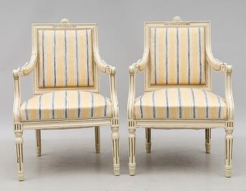 KARMSTOLAR, 2 st, gustaviansk stil, 1800-talets första hälft respektive 1900-talets första hälft.