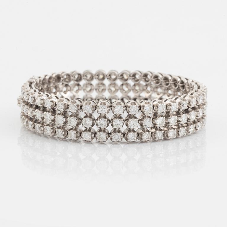 An 18K white gold bracelet set with round brillant-cut diamonds.