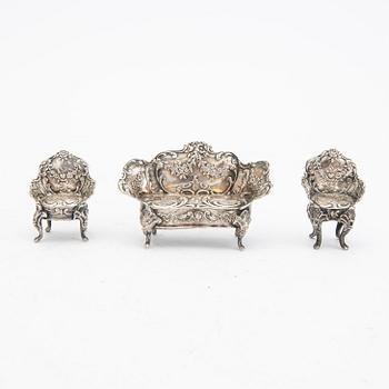 An early 20th century set of eight miniature furnitures in silver, weight 158 grams.