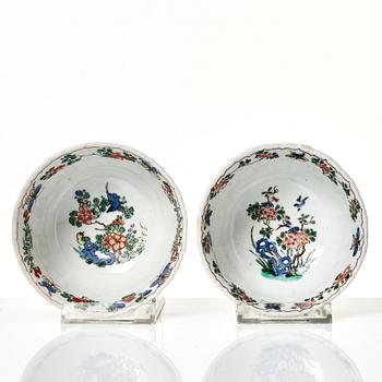 KOPPAR med FAT, ett par, porslin. Qingdynastin, Kangxi (1662-1722).