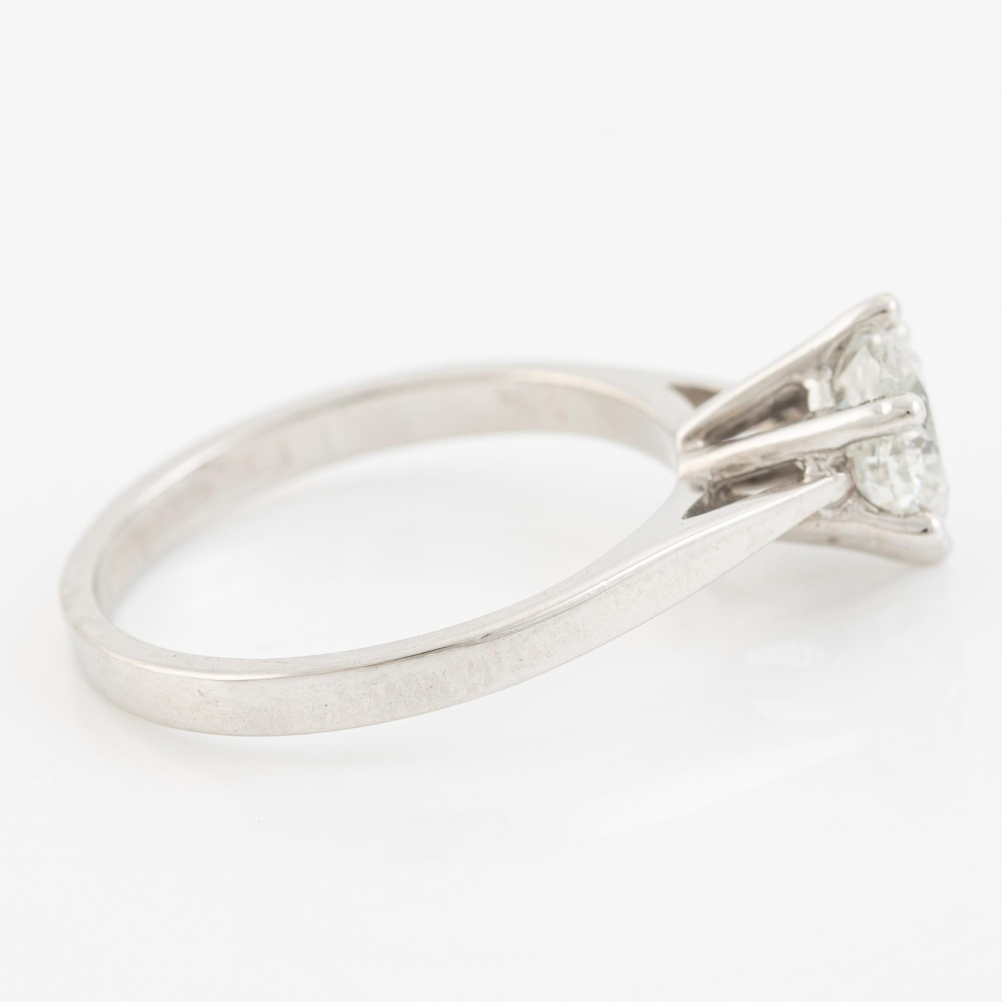 Ring in 18K white gold set with a round brilliant-cut diamond.